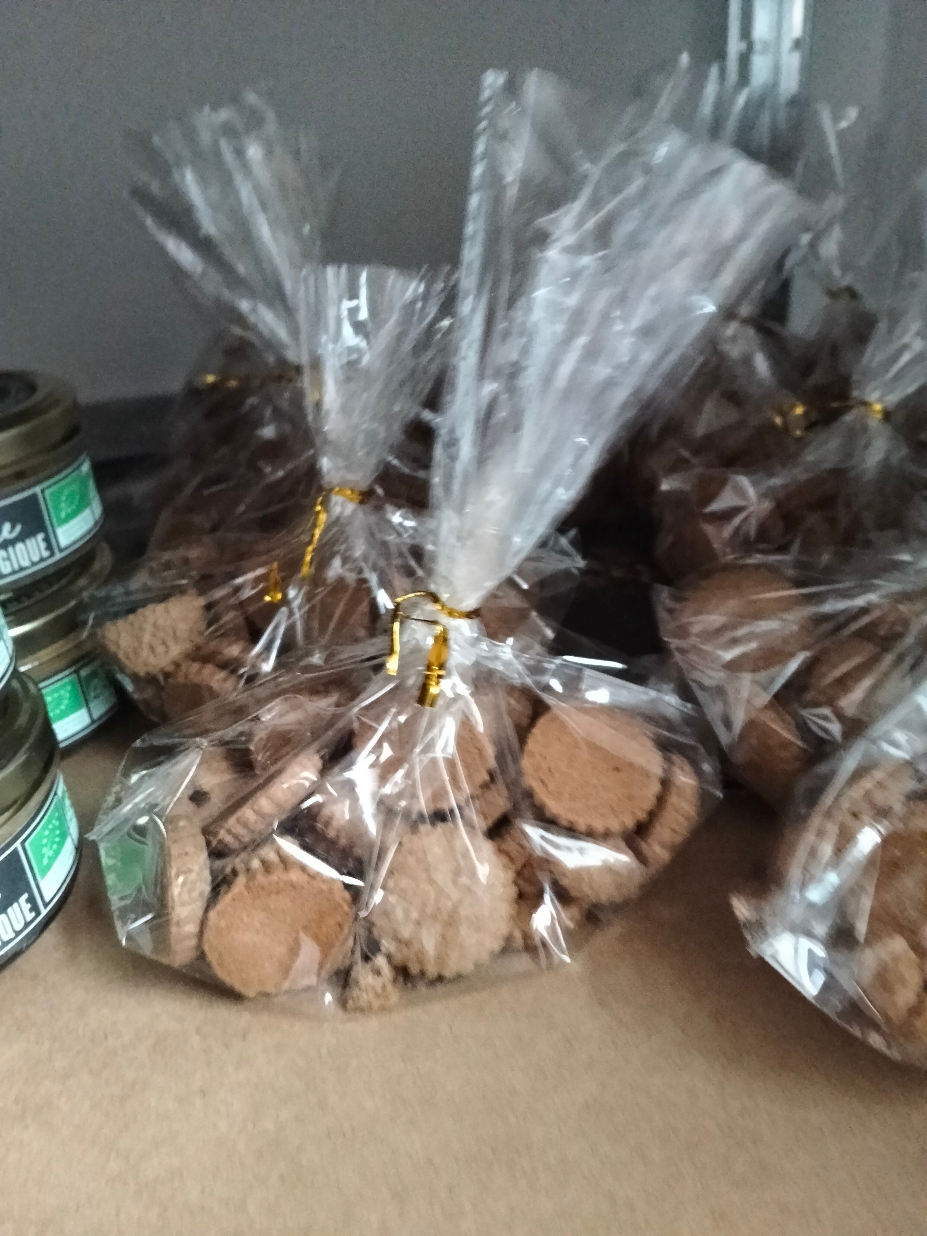 Biscuits apéritifs à l'ail noir